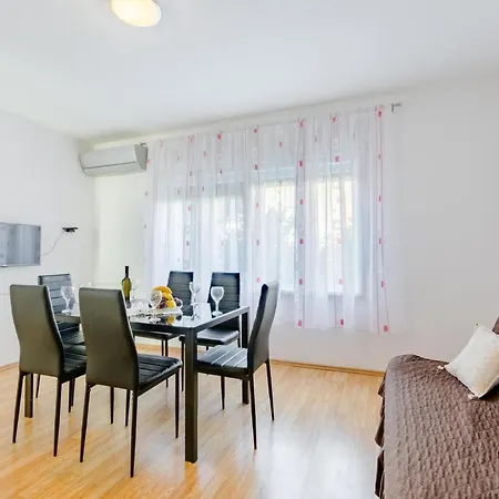 Marko - Three Bedroom With Balcony And Garden View Apartment Split