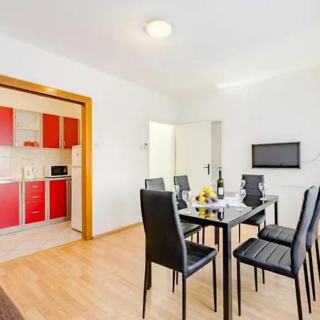 Marko - Three Bedroom With Balcony And Garden View *