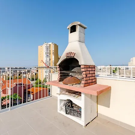 Marko - Three Bedroom With Balcony And Garden View Apartment